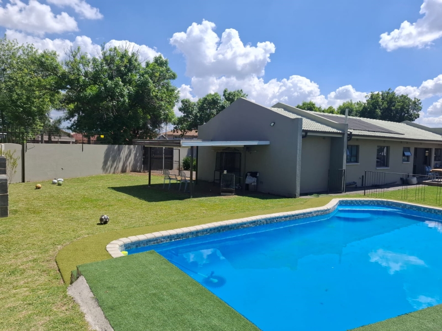 4 Bedroom Property for Sale in Mackenzie Park Gauteng