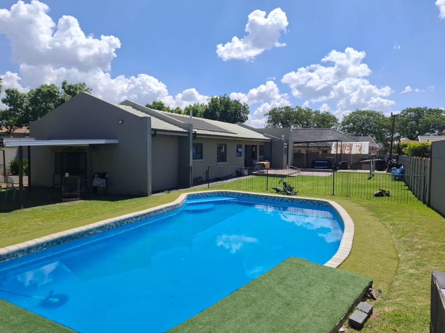 4 Bedroom Property for Sale in Mackenzie Park Gauteng
