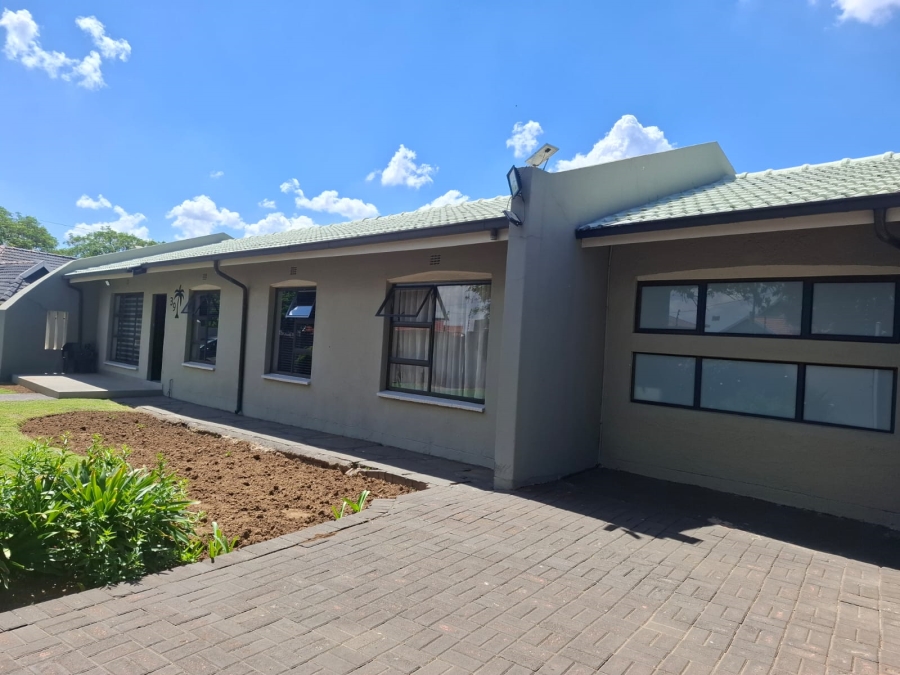 4 Bedroom Property for Sale in Mackenzie Park Gauteng