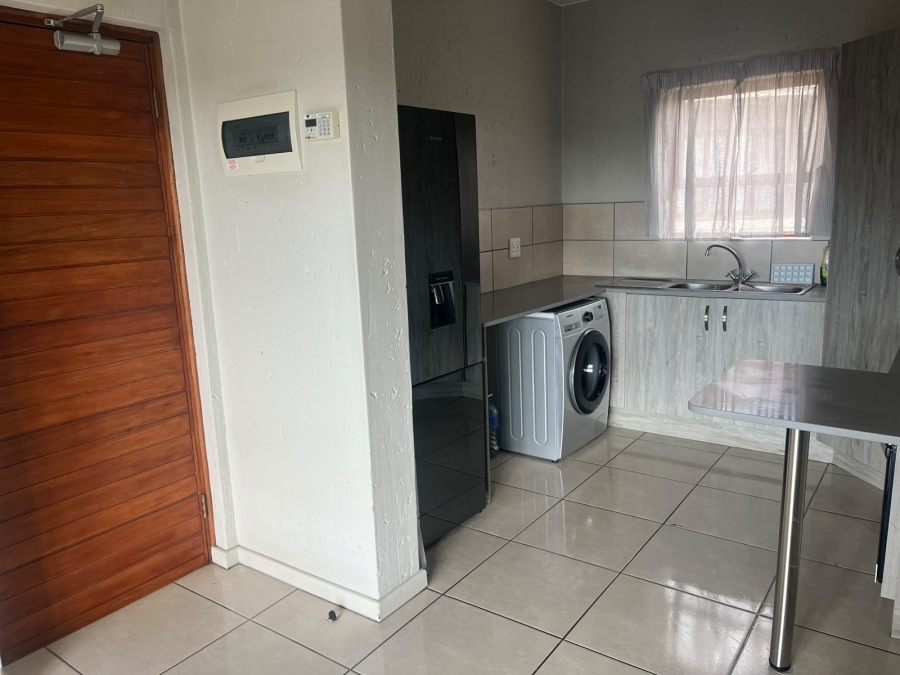 To Let 2 Bedroom Property for Rent in Douglasdale Gauteng