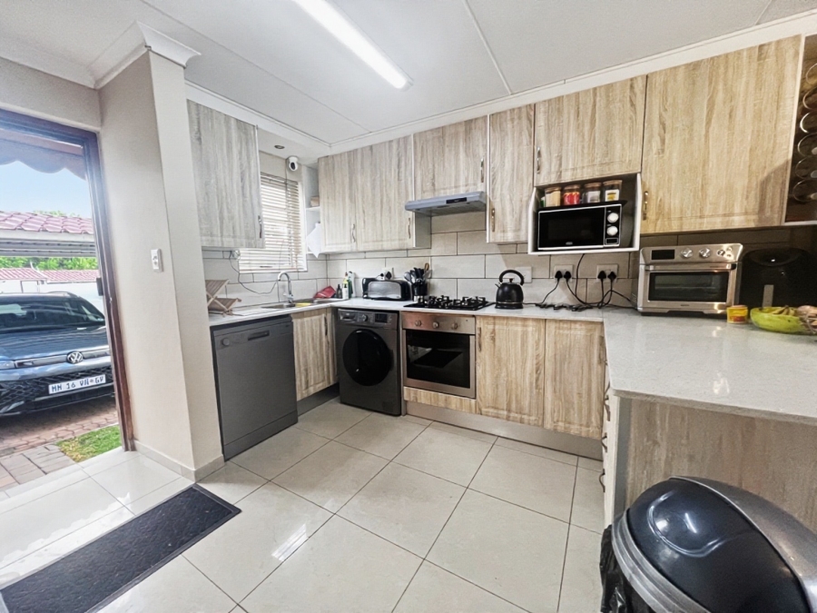To Let 2 Bedroom Property for Rent in Sunninghill Gauteng