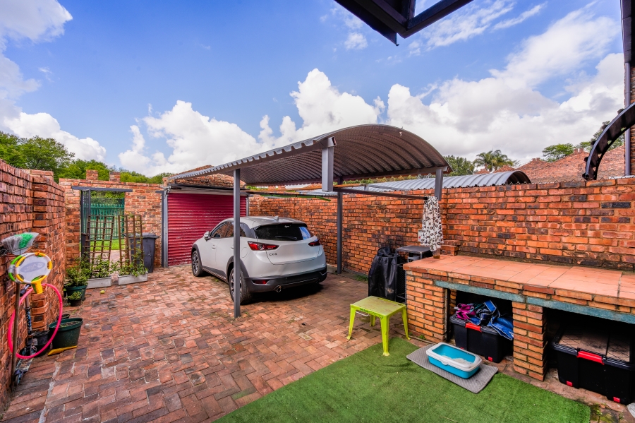 2 Bedroom Property for Sale in Garsfontein Gauteng