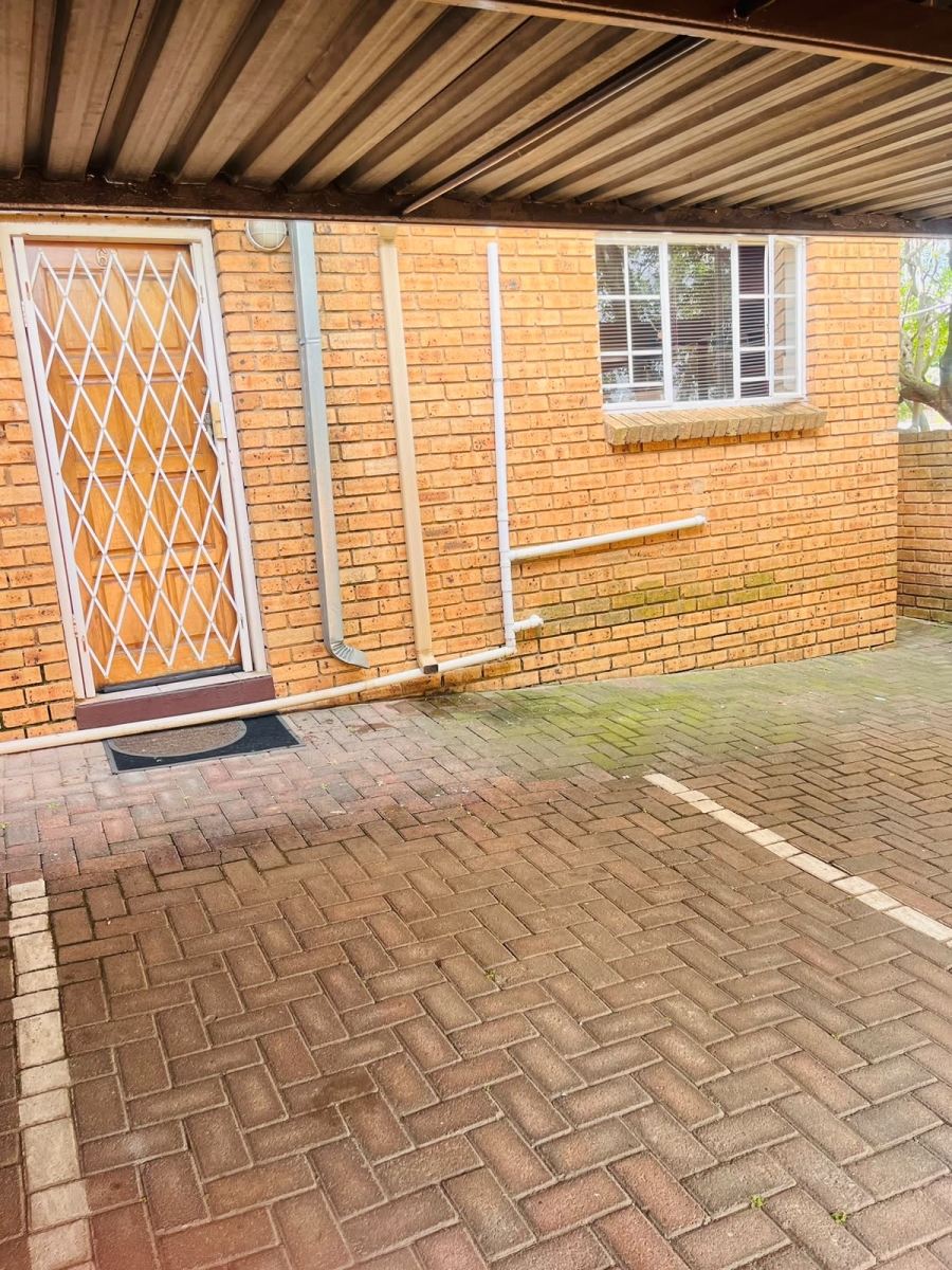 To Let 1 Bedroom Property for Rent in Kenmare Gauteng