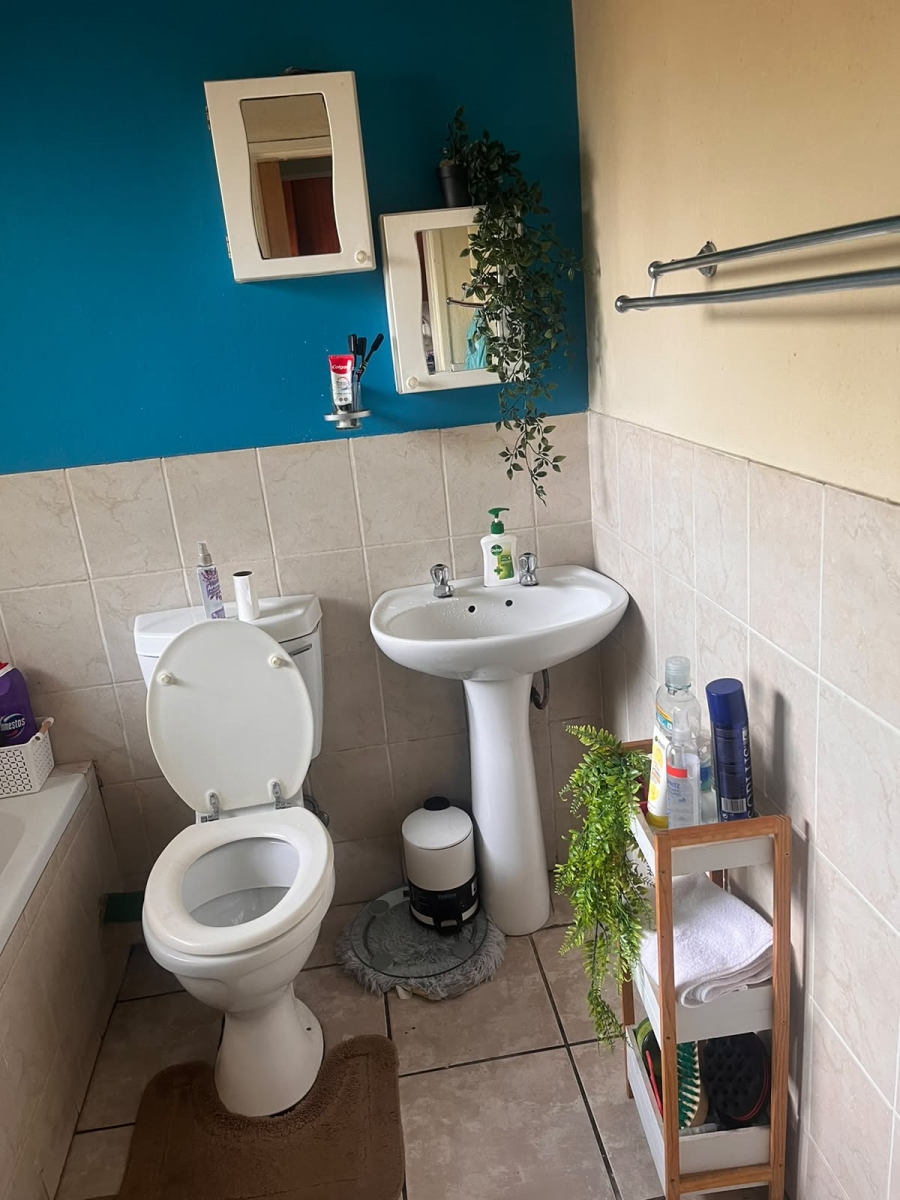 To Let 1 Bedroom Property for Rent in Kenmare Gauteng