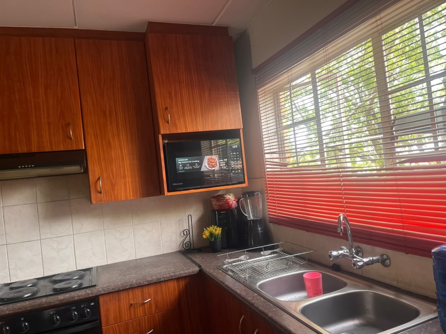 To Let 1 Bedroom Property for Rent in Kenmare Gauteng