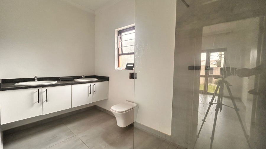 To Let 1 Bedroom Property for Rent in Broadacres Gauteng
