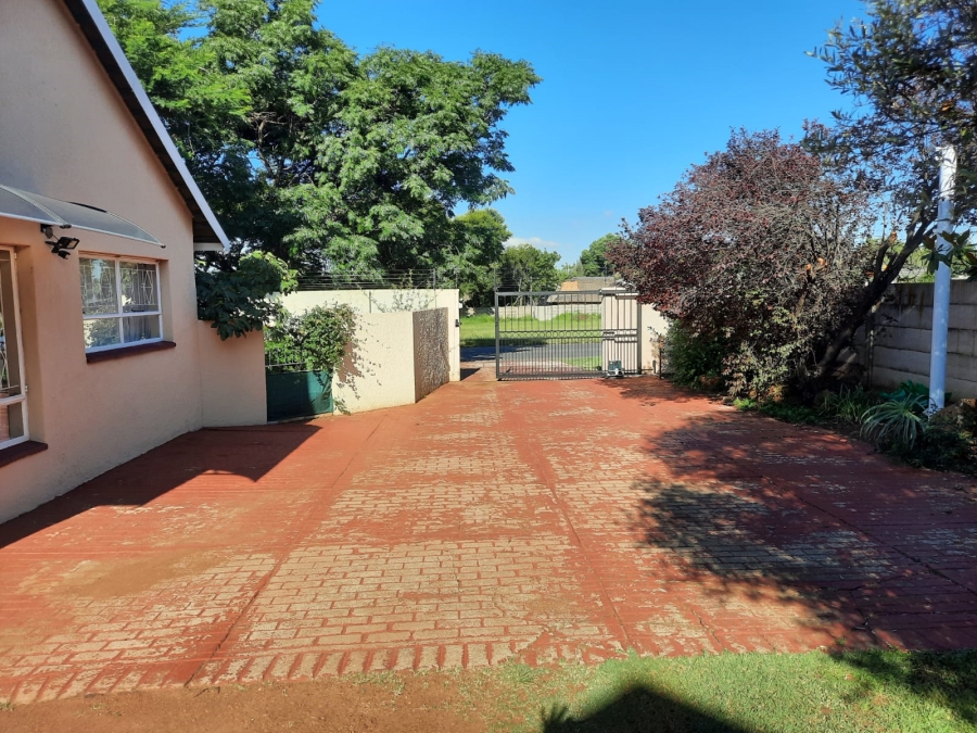1 Bedroom Property for Sale in Brackenhurst Gauteng