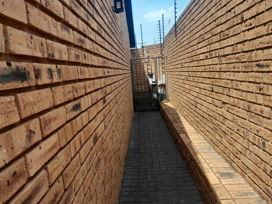 3 Bedroom Property for Sale in New Redruth Gauteng