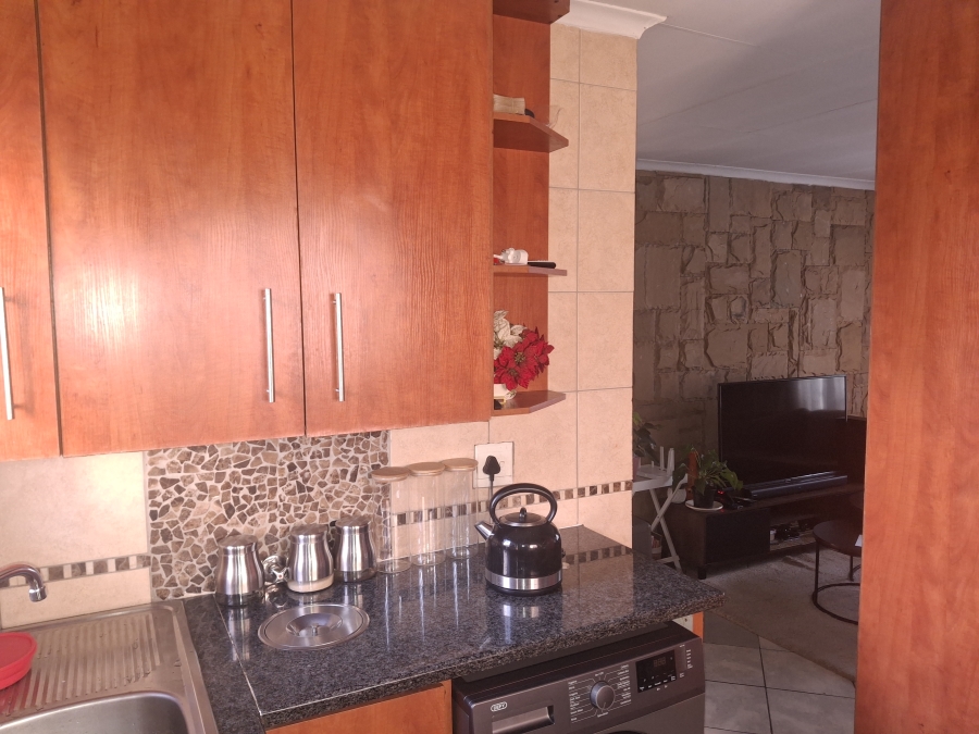 2 Bedroom Property for Sale in Clayville Gauteng