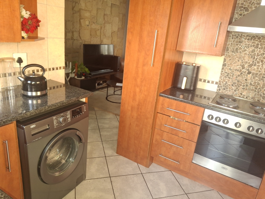 2 Bedroom Property for Sale in Clayville Gauteng