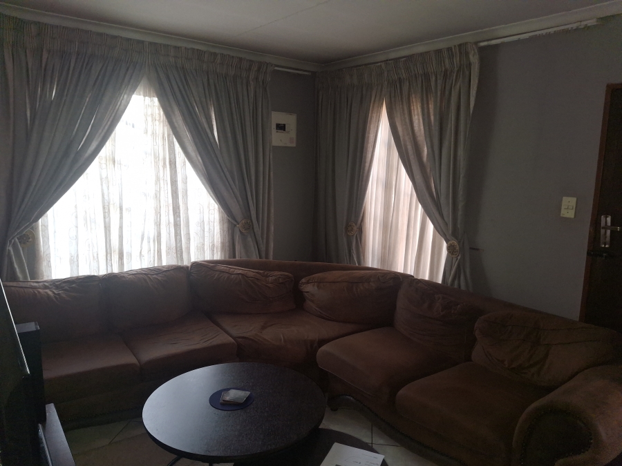 2 Bedroom Property for Sale in Clayville Gauteng