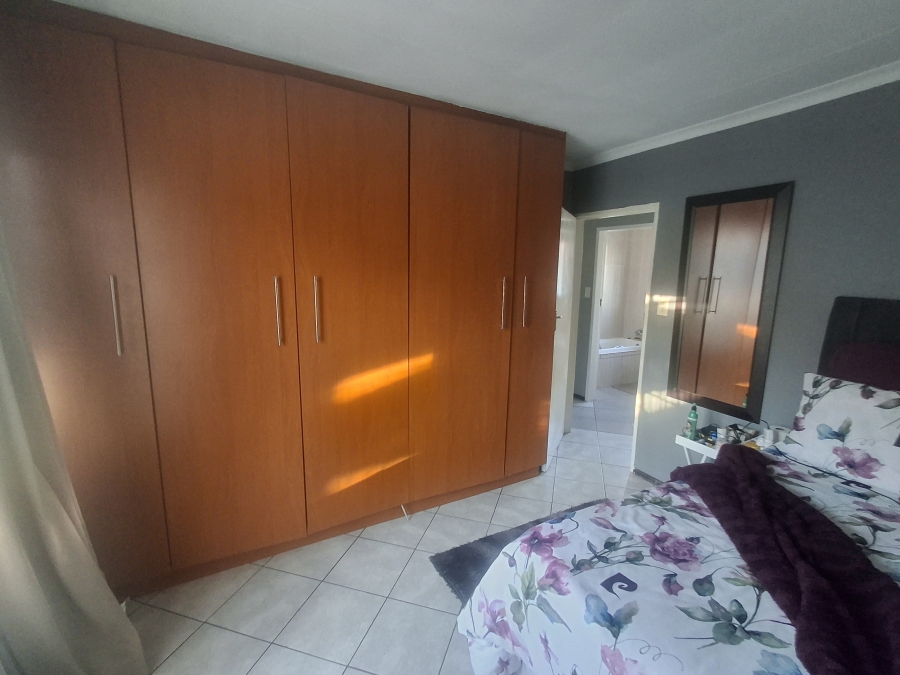 2 Bedroom Property for Sale in Clayville Gauteng