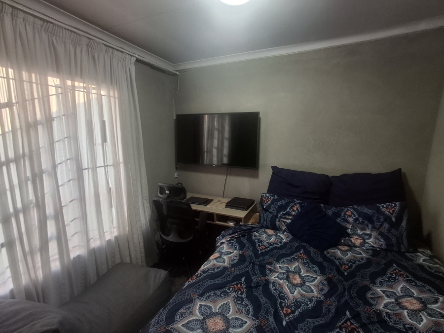 2 Bedroom Property for Sale in Clayville Gauteng