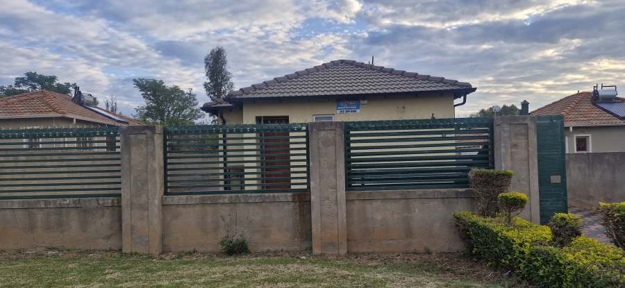To Let 3 Bedroom Property for Rent in Glenway Estate Gauteng