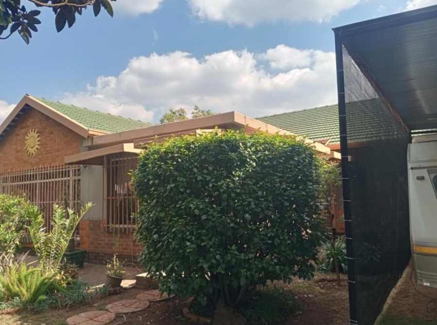 5 Bedroom Property for Sale in Birchleigh Gauteng