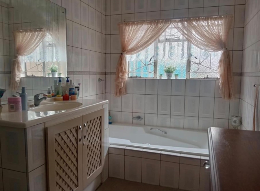 5 Bedroom Property for Sale in Birchleigh Gauteng
