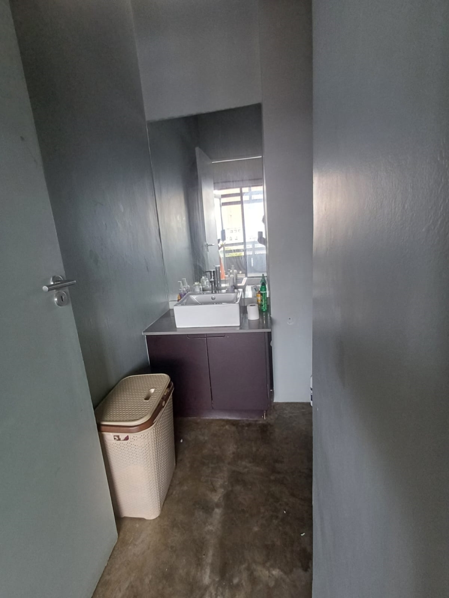 To Let 1 Bedroom Property for Rent in New Doornfontein Gauteng