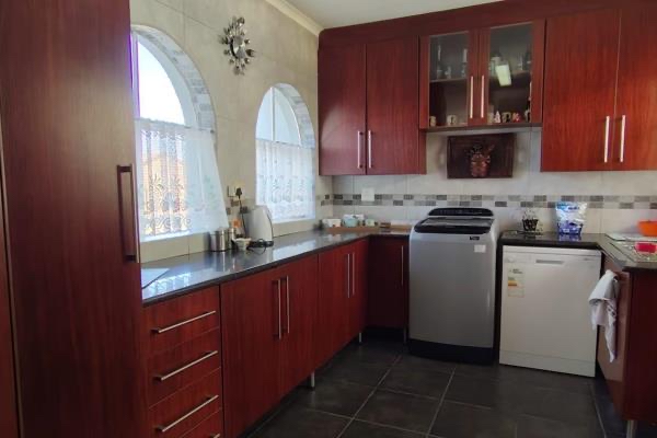 4 Bedroom Property for Sale in Helikonpark Gauteng