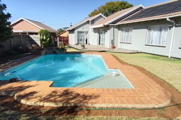 4 Bedroom Property for Sale in Helikonpark Gauteng