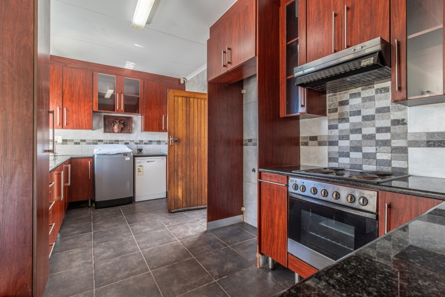 4 Bedroom Property for Sale in Helikonpark Gauteng