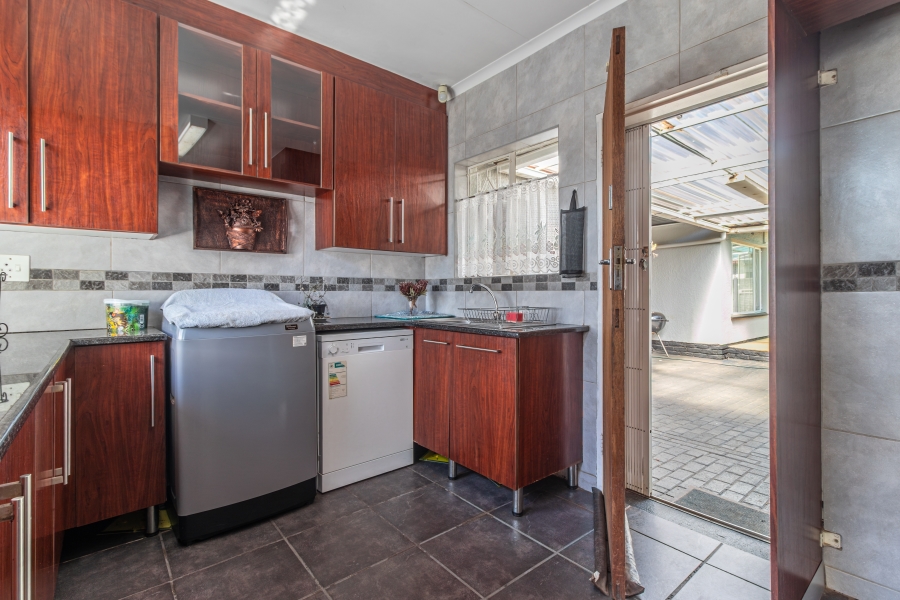 4 Bedroom Property for Sale in Helikonpark Gauteng