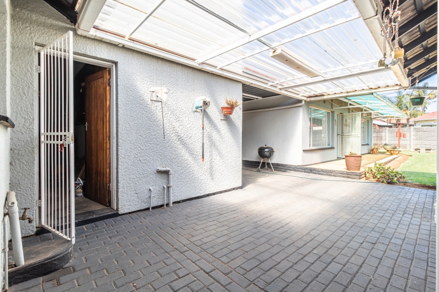 4 Bedroom Property for Sale in Helikonpark Gauteng