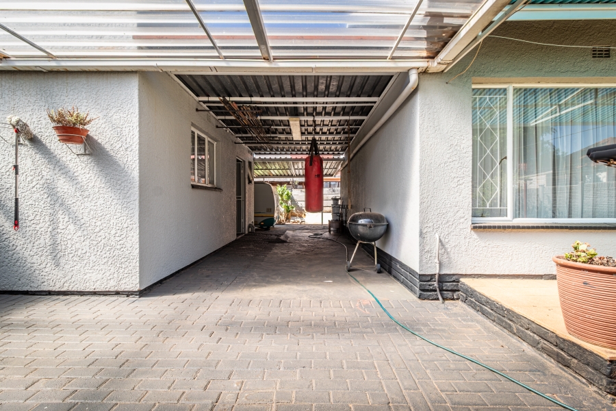 4 Bedroom Property for Sale in Helikonpark Gauteng
