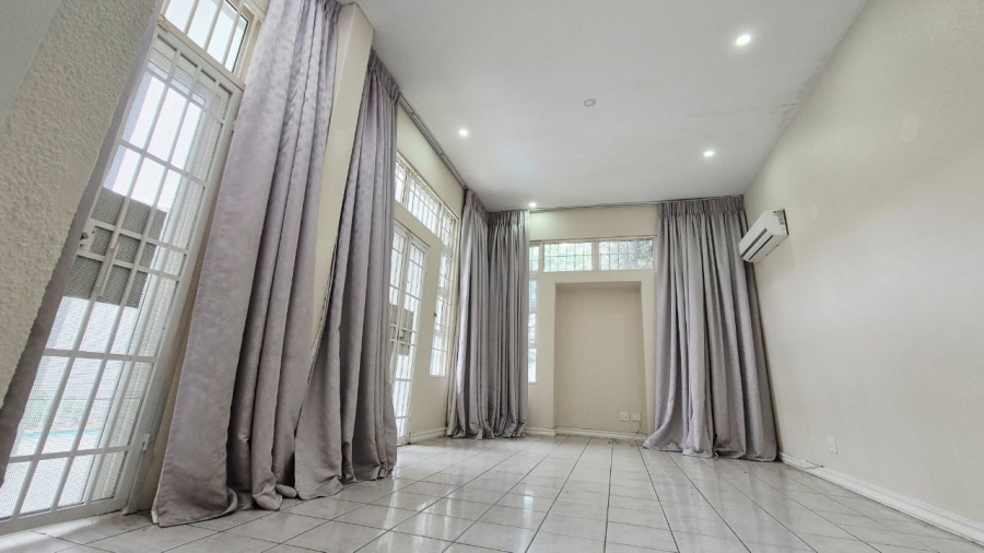 To Let 4 Bedroom Property for Rent in Wierda Valley Gauteng