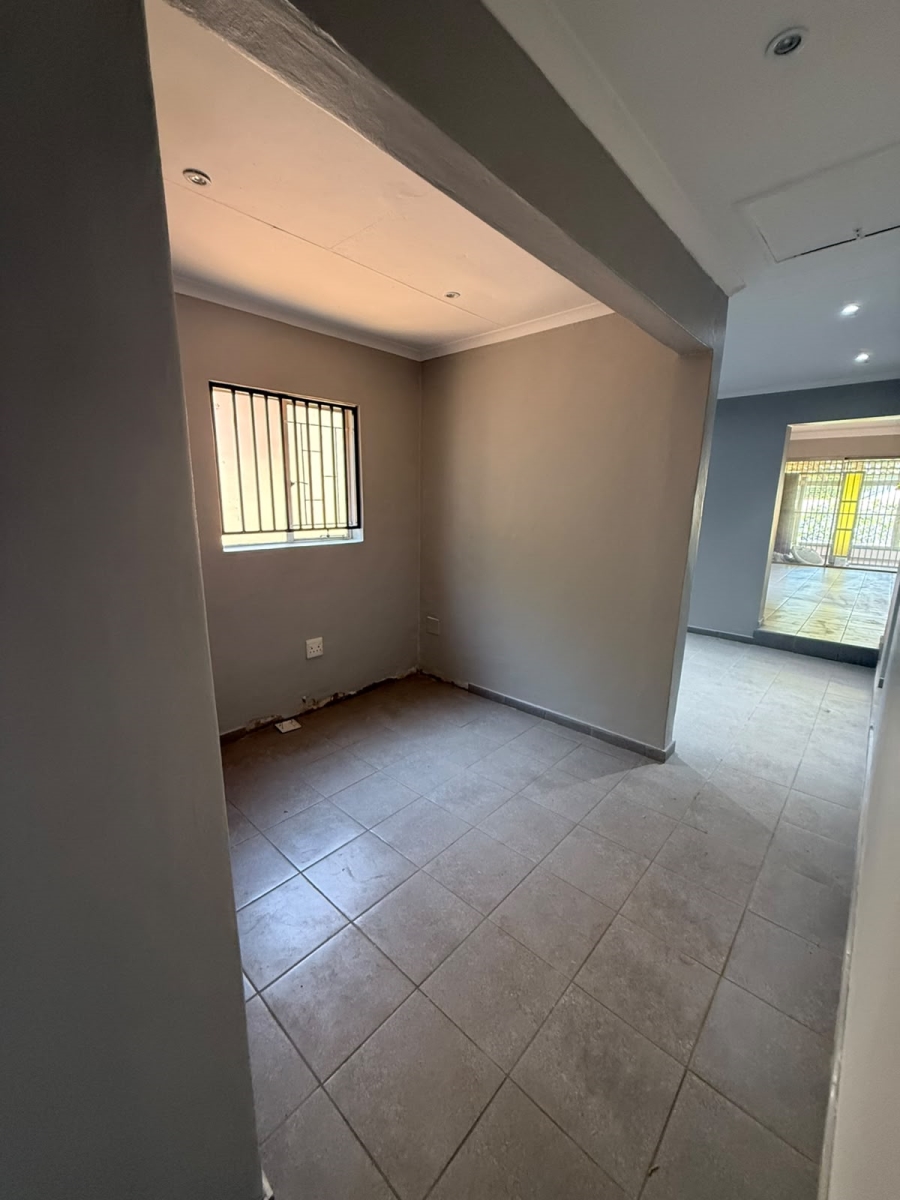 To Let Commercial Property for Rent in Wierda Park Gauteng