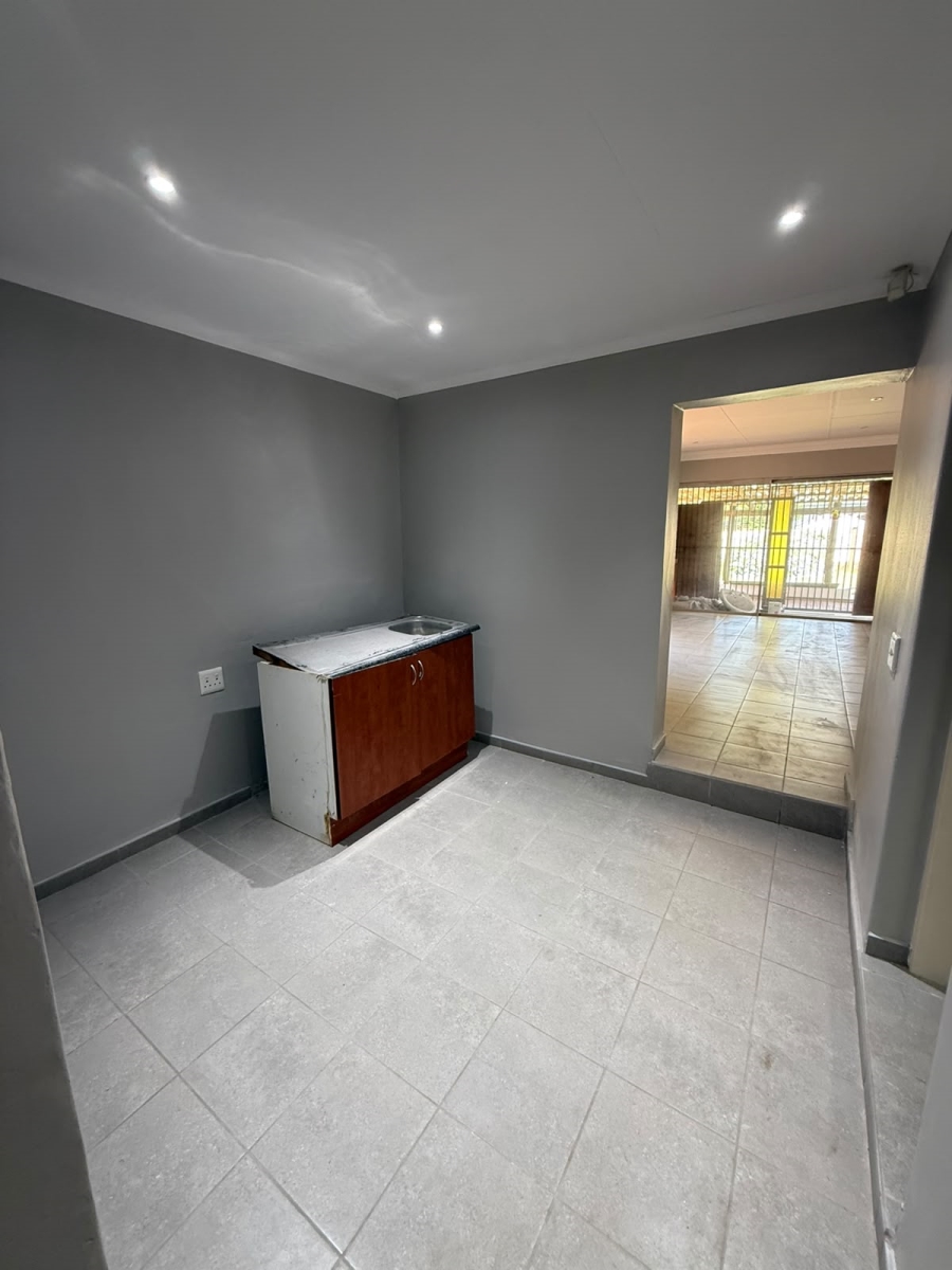 To Let Commercial Property for Rent in Wierda Park Gauteng