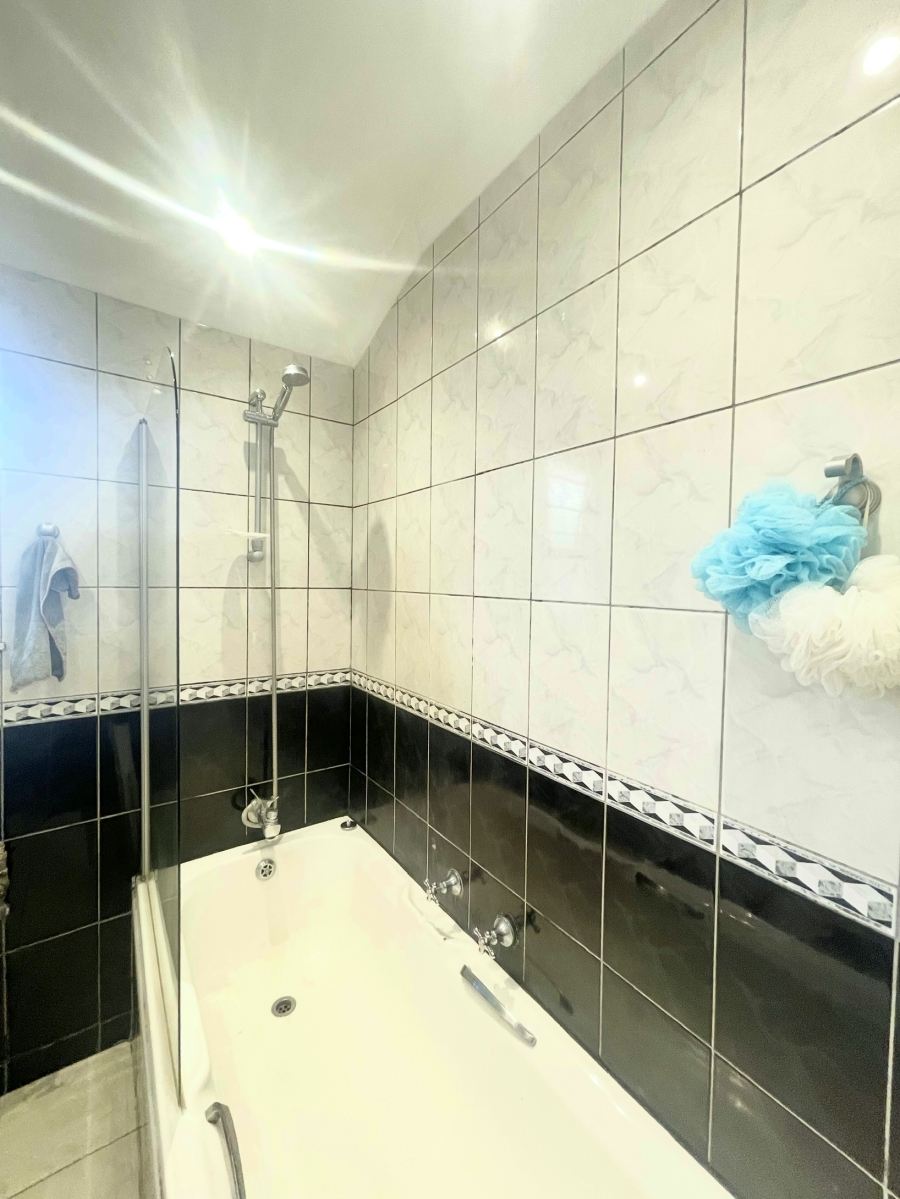 To Let 2 Bedroom Property for Rent in Sunninghill Gauteng