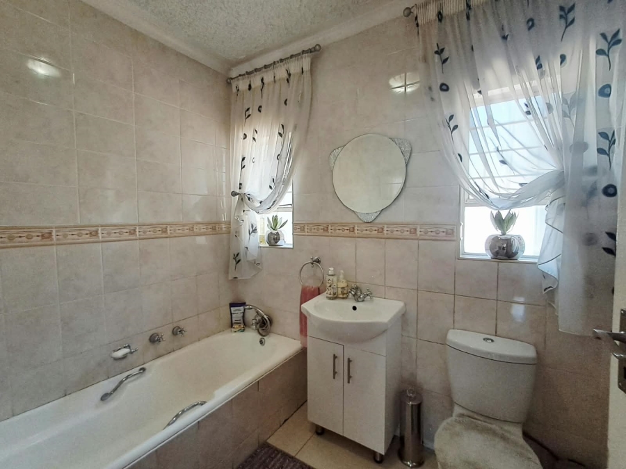 3 Bedroom Property for Sale in Freeway Park Gauteng