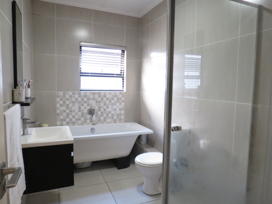 3 Bedroom Property for Sale in Greenstone Hill Gauteng