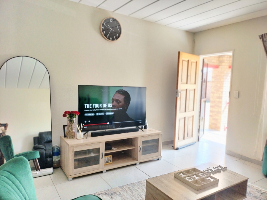2 Bedroom Property for Sale in Erand Gardens Gauteng