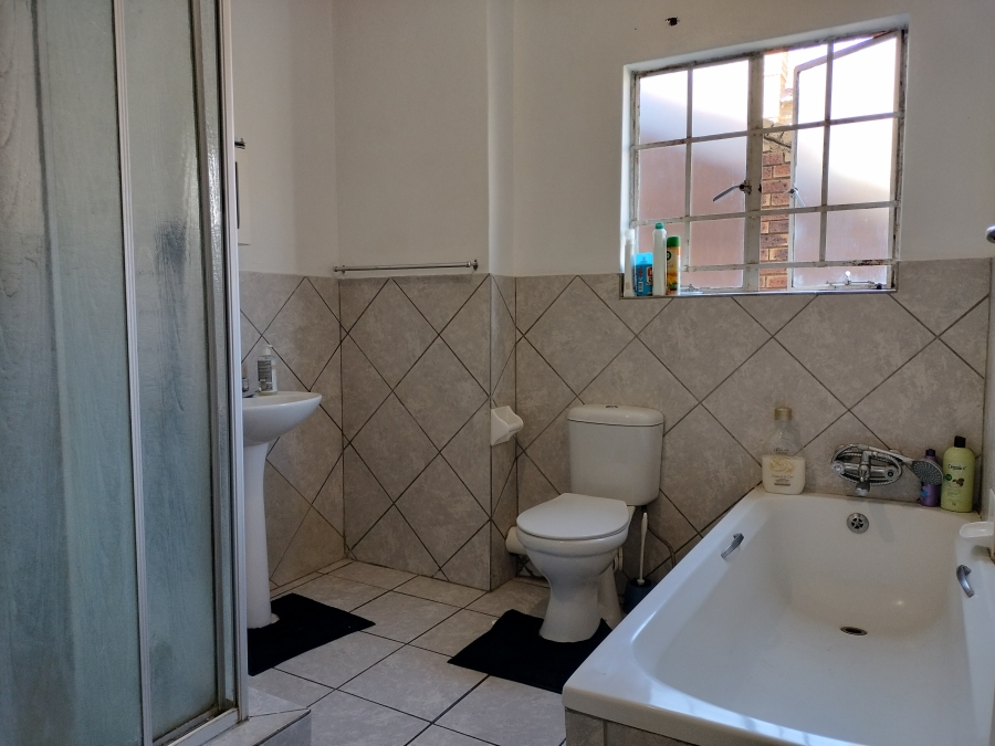 2 Bedroom Property for Sale in Erand Gardens Gauteng