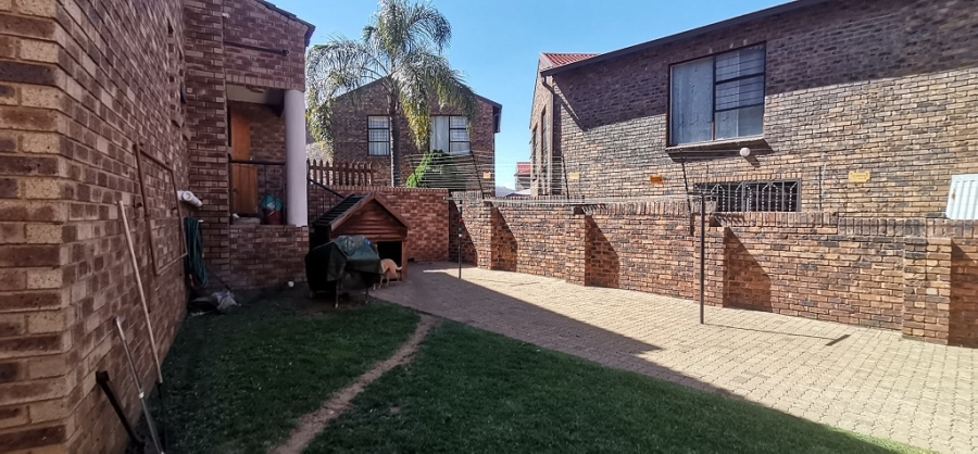 2 Bedroom Property for Sale in Liefde en Vrede Gauteng