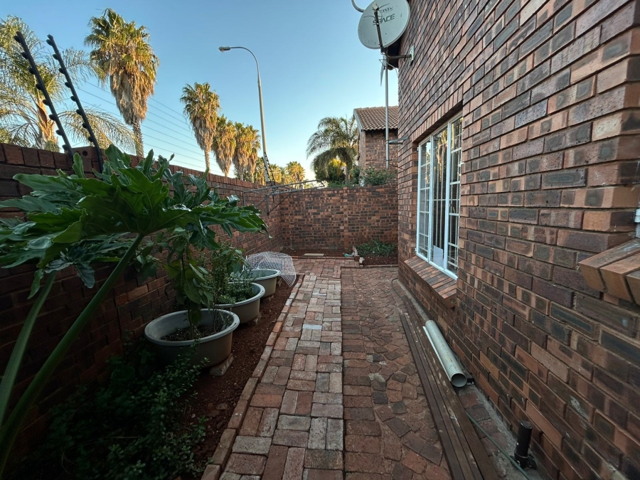 To Let 1 Bedroom Property for Rent in Weltevreden Park Gauteng