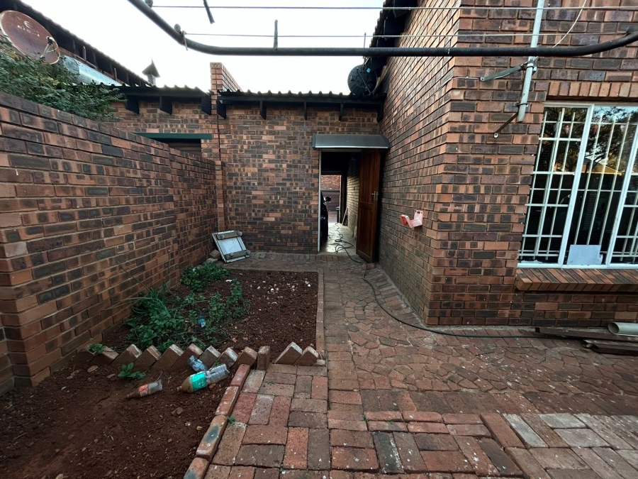 To Let 1 Bedroom Property for Rent in Weltevreden Park Gauteng
