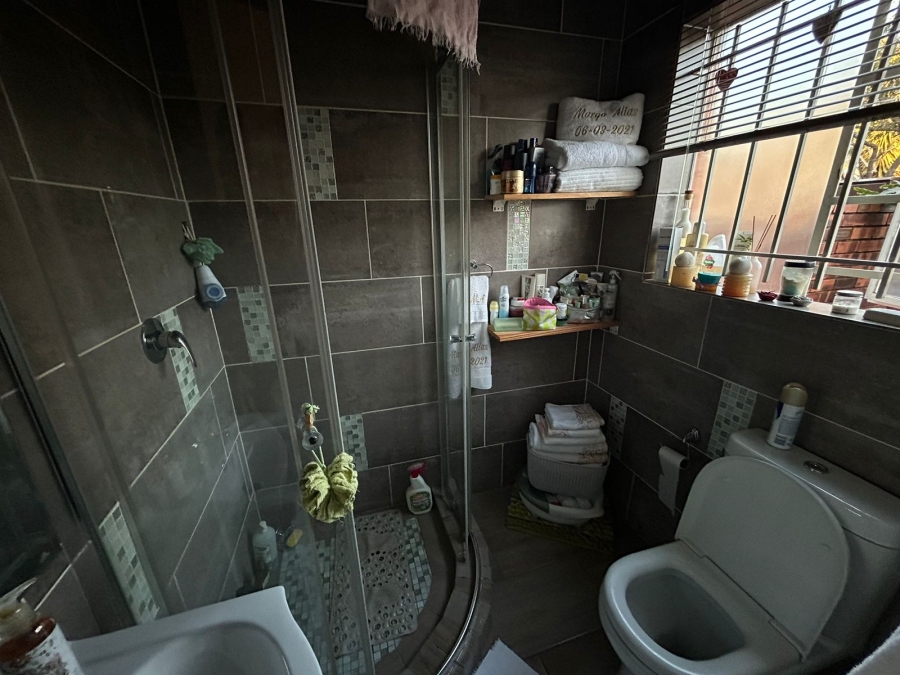 To Let 1 Bedroom Property for Rent in Weltevreden Park Gauteng