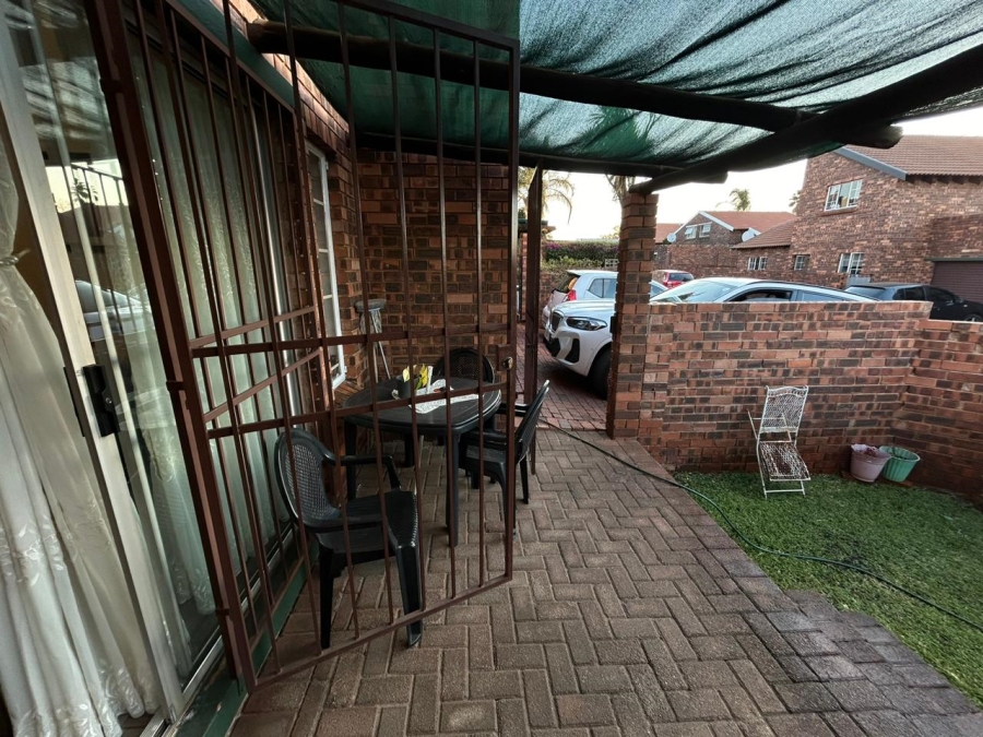To Let 1 Bedroom Property for Rent in Weltevreden Park Gauteng