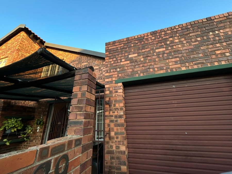 To Let 1 Bedroom Property for Rent in Weltevreden Park Gauteng