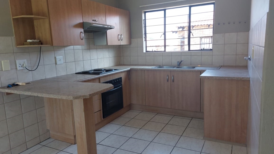 To Let 3 Bedroom Property for Rent in Greenhills Gauteng
