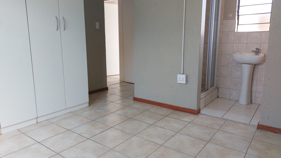 To Let 3 Bedroom Property for Rent in Greenhills Gauteng