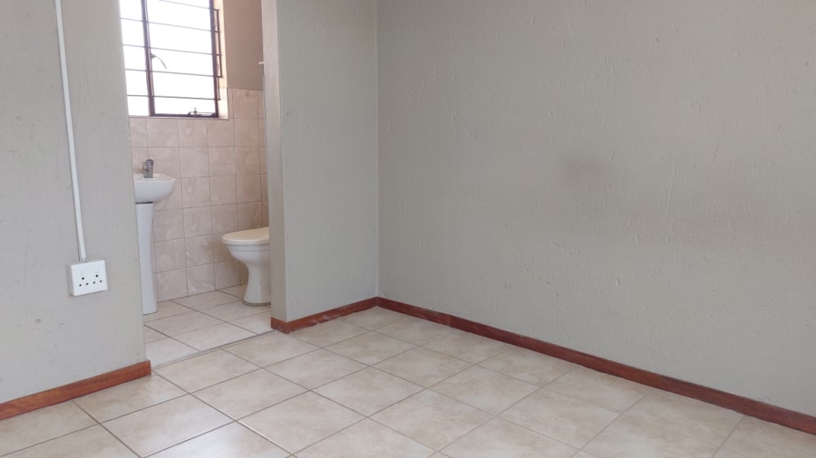 To Let 3 Bedroom Property for Rent in Greenhills Gauteng