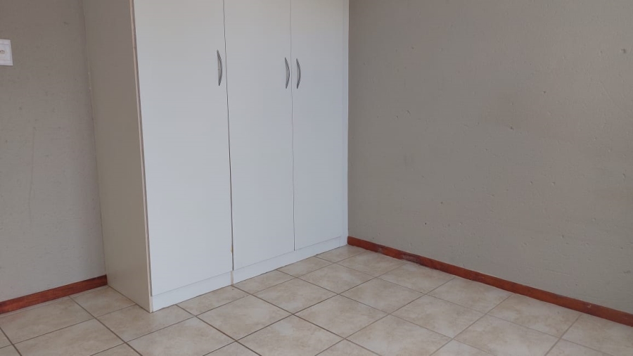 To Let 3 Bedroom Property for Rent in Greenhills Gauteng