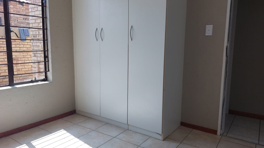 To Let 3 Bedroom Property for Rent in Greenhills Gauteng