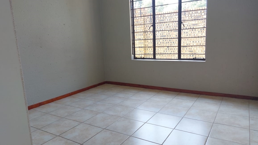 To Let 3 Bedroom Property for Rent in Greenhills Gauteng