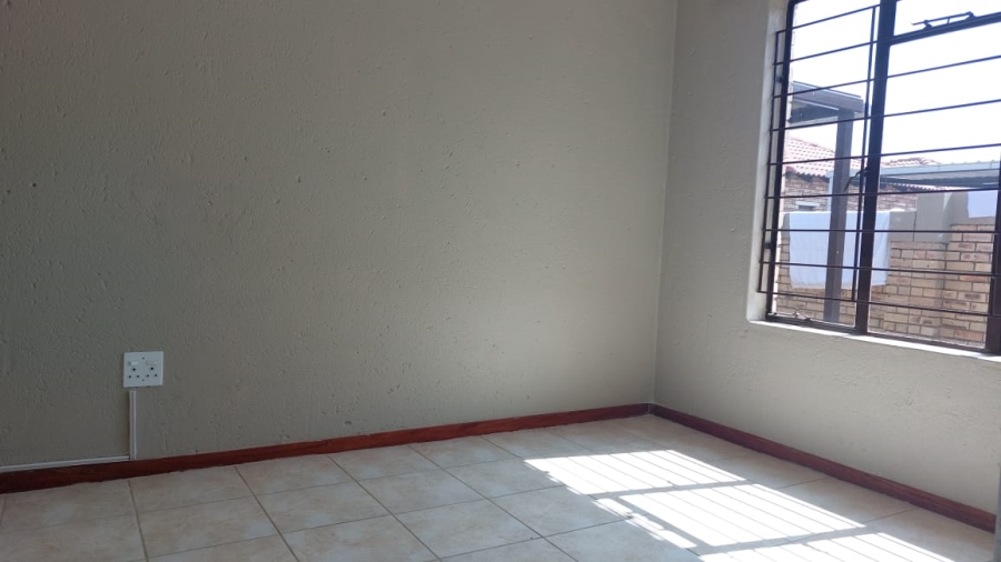 To Let 3 Bedroom Property for Rent in Greenhills Gauteng