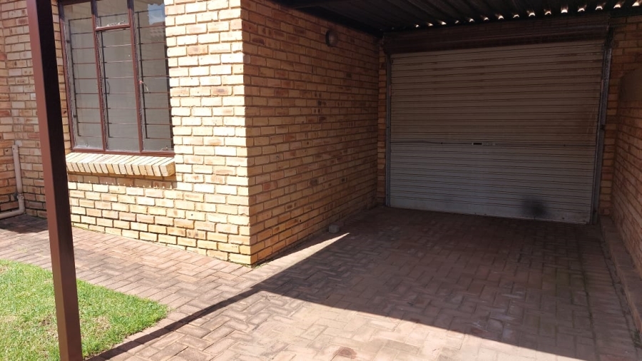 To Let 3 Bedroom Property for Rent in Greenhills Gauteng