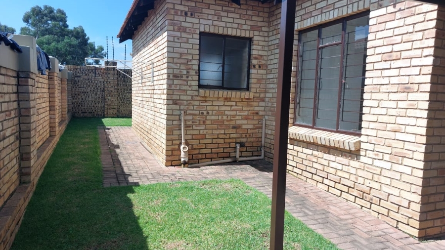 To Let 3 Bedroom Property for Rent in Greenhills Gauteng